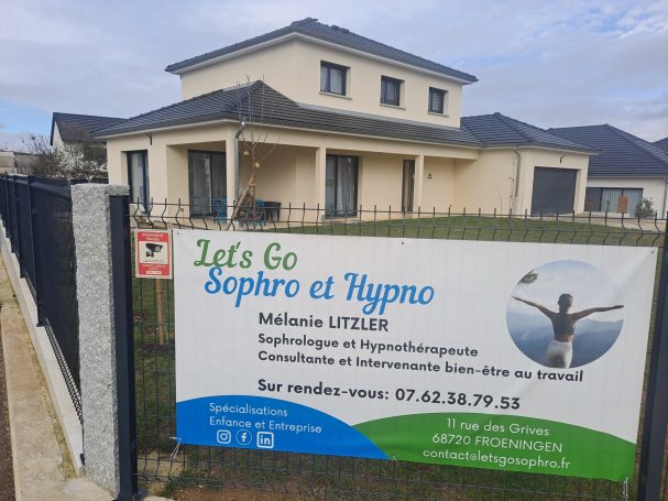 Maison avec panneau "Let's Go Septro et Hypno" indiquant des services de bien-être.